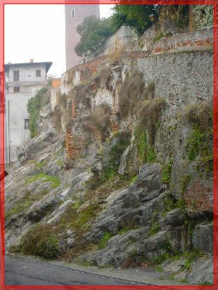 Muraglione in via Peana